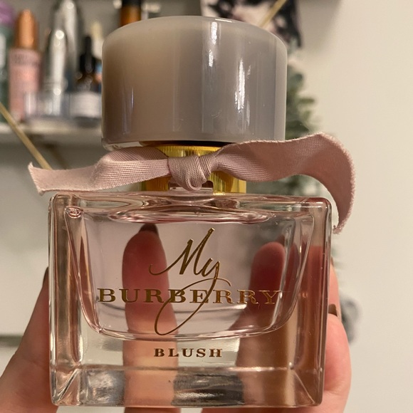 pomegranate fused & vibrant lemon. Delicate rose petal,crisp apple, jasmine. - Picture 5 of 6